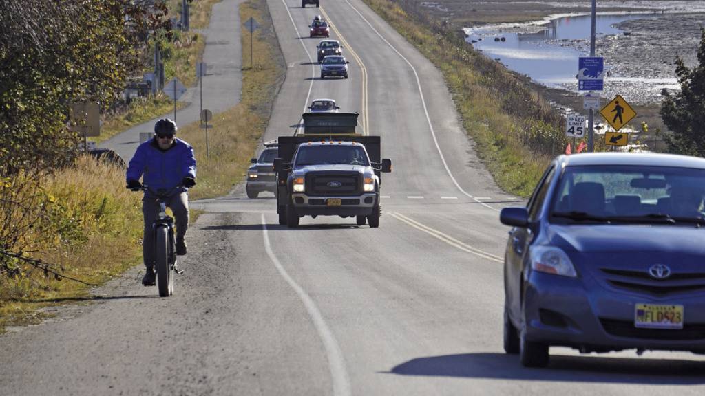 Ein Fahrradfahrer und mehrere Autos verlassen Homer, nachdem eine Tsunami-Evakuierung für tief gelegene Gebiete in Homer erlassen worden war. Ein Erdbeben hat die Küste des US-Bundesstaates Alaska erschüttert. Foto: Michael A. Armstrong/Homer News/AP/dpa