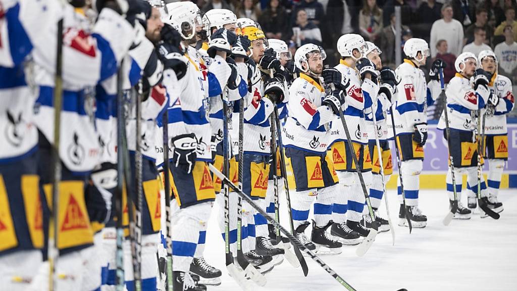 Bislang gegen die ZSC Lions chancenlos: Die Zuger Spieler nach der 2:5-Niederlage am Samstagabend on Zürich