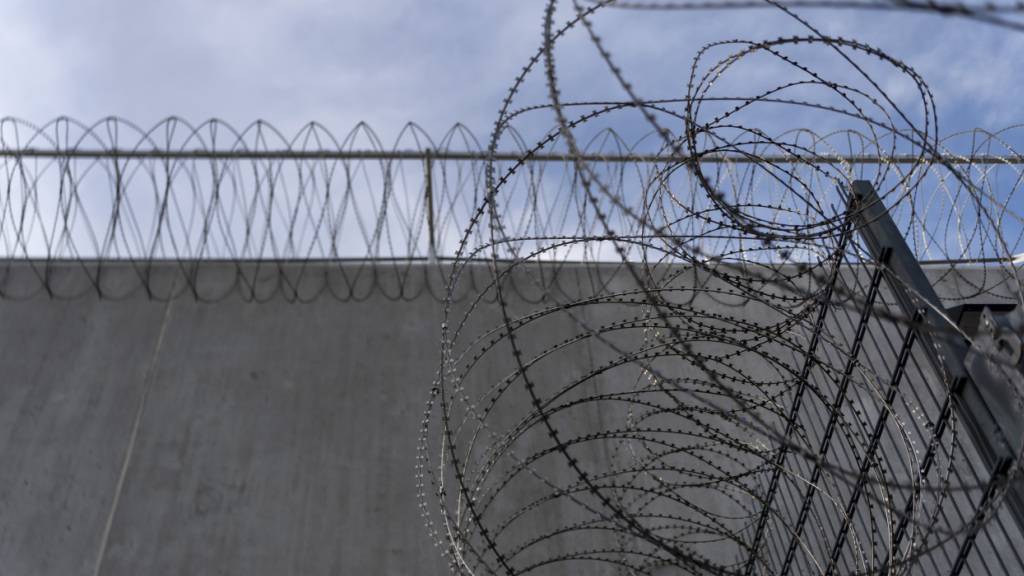 Die beiden Männer entwichen Ende August 2024 aus dem Basler Gefängnis Bässlergut. Ein 23-jähriger Tunesier befindet sich wieder in Haft. (Archivbild)