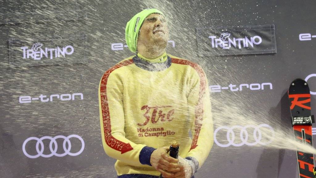 Daniel Yule geniesst nach seinem ersten Weltcupsieg eine Champagner-Dusche