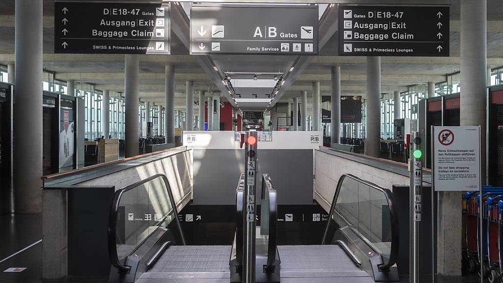 Wenn die Fluggäste ausbleiben, hat auch das Autogrill-Restaurant am Flughafen Zürich fast nichts mehr zu tun. Nun will die Gastrokette Stellen abbauen. (Themenbild)