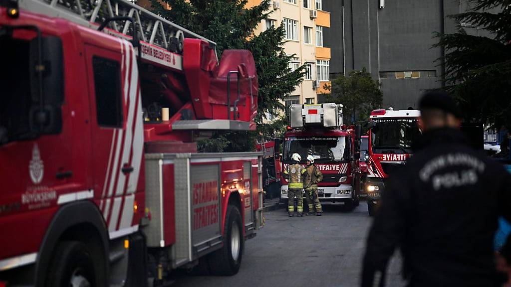 ARCHIV - Feuerwehrleute arbeiten nach einem Brand in einem Istanbuler Nachtclub im April. Foto: Khalil Hamra/AP/dpa