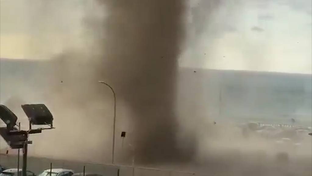 Urlauber flüchten vor Tornado in Sizilien