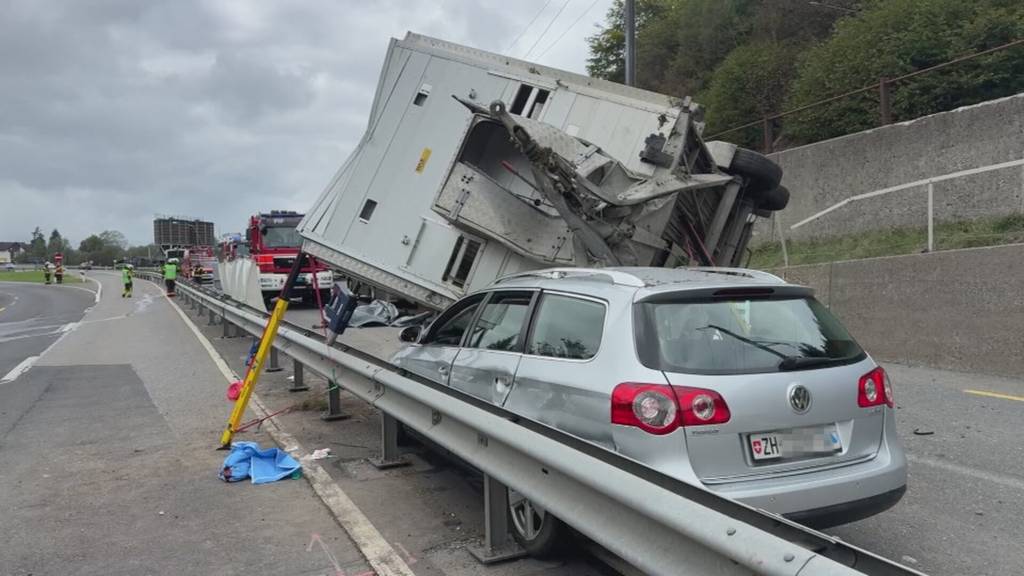Schwerer Unfall mit Tiertransporter in Biberbrugg