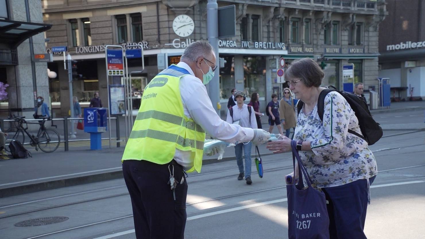 VBZ verteilen 50'000 Hygienemasken an ihre Fahrgäste