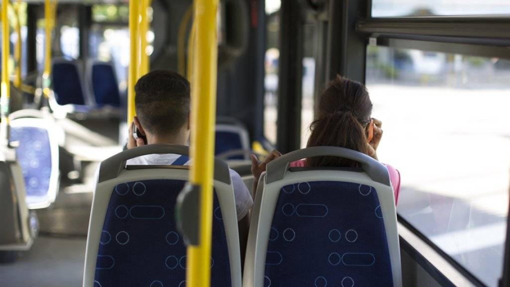 Seit einem Jahr nehmen geschulte Testkunden den regionalen Personenverkehr unter die Lupe. Sie überprüfen, wie es in Zügen und Bussen um Sauberkeit, Sicherheit und Kundenfreundlichkeit steht. (Symbolbild)