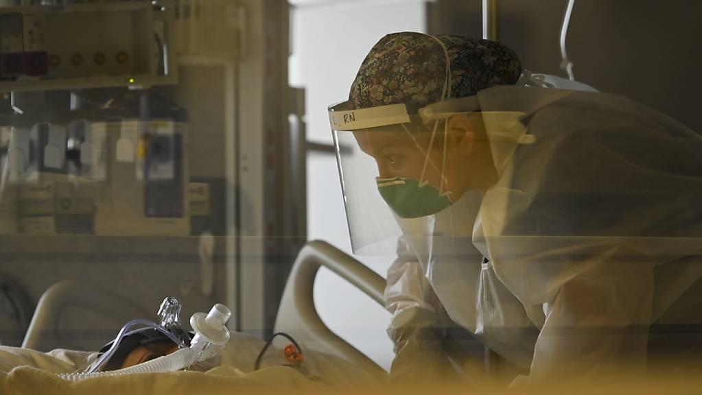 Eine Krankenschwester betreut auf der Intensivstation des North Memorial Health Hospital in Robbinsdale einen Covid-19-Patienten.