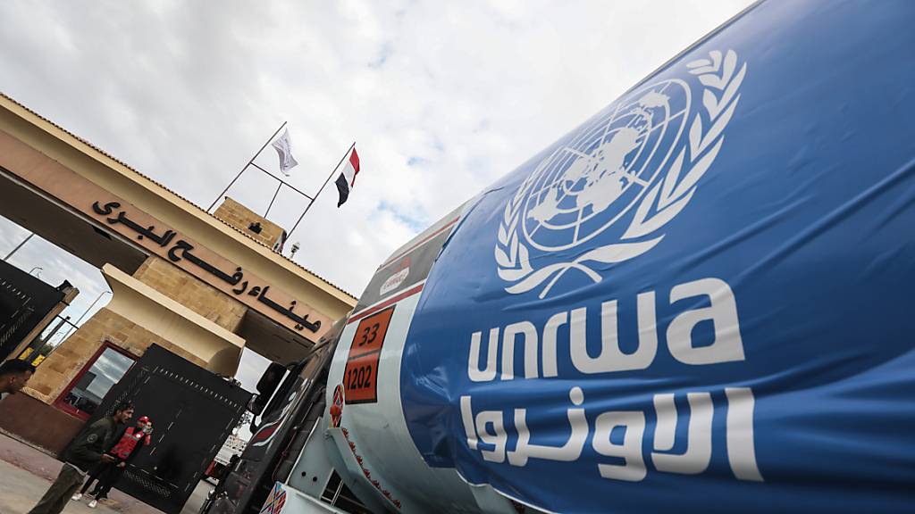 ARCHIV - Ein Tankwagen des Hilfswerks der Vereinten Nationen für Palästina-Flüchtlinge im Nahen Osten (UNRWA). Symbolbild Foto: Gehad Hamdy/dpa