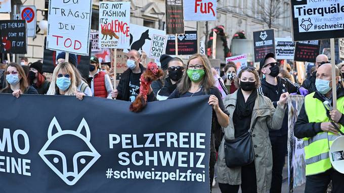Rund 300 Personen demonstrieren in Zürich gegen Pelz-Import