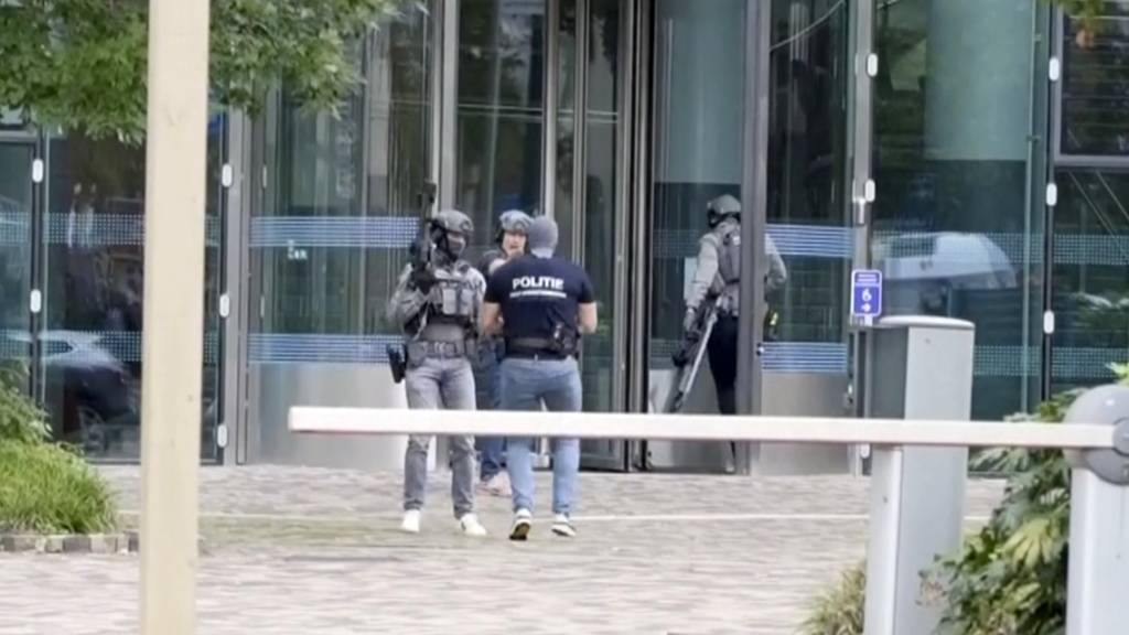 Einsatzkräfte stehen vor dem Erasmus-Krankenhaus. Foto: Uncredited/AP/dpa