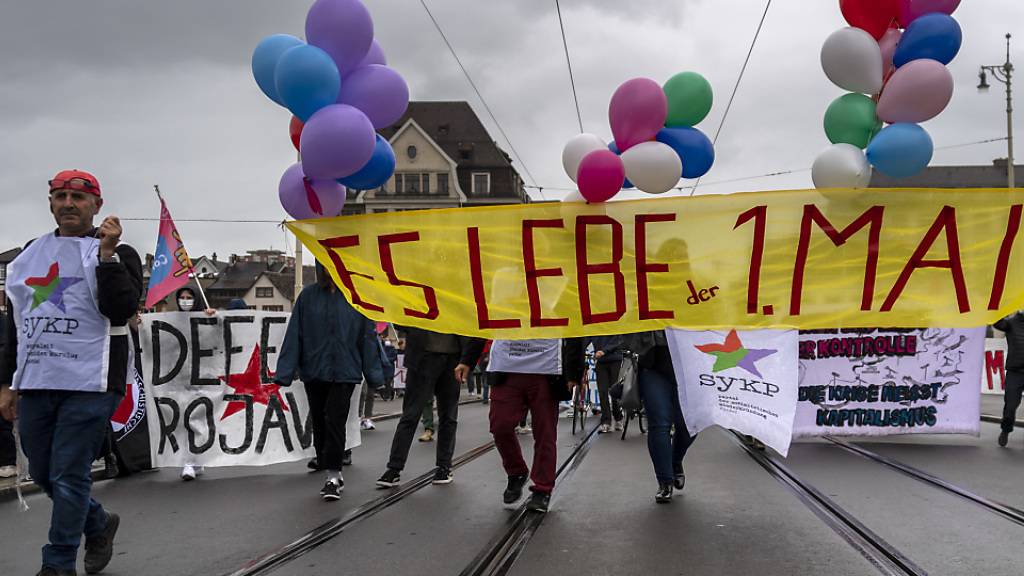 In Basel fand am Freitag trotz Versammlungsverbot eine unbewilligte 1. Mai-Kundgebung statt.