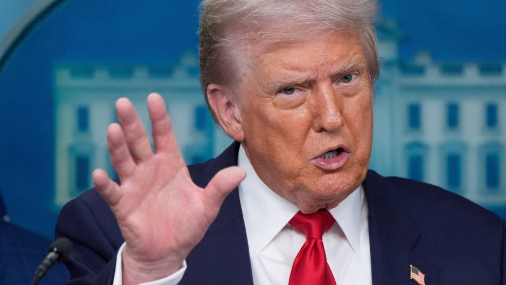 ARCHIV - US-Präsident Donald Trump spricht mit Reportern im Weißen Haus. Foto: Alex Brandon/AP/dpa/Archivbild