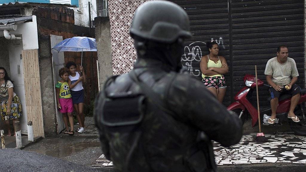 In einem Armenviertel in Rio de Janeiro sind drei unbeteiligte Personen bei einer Schiesserei versehentlich getötet worden. (Symbolbild)