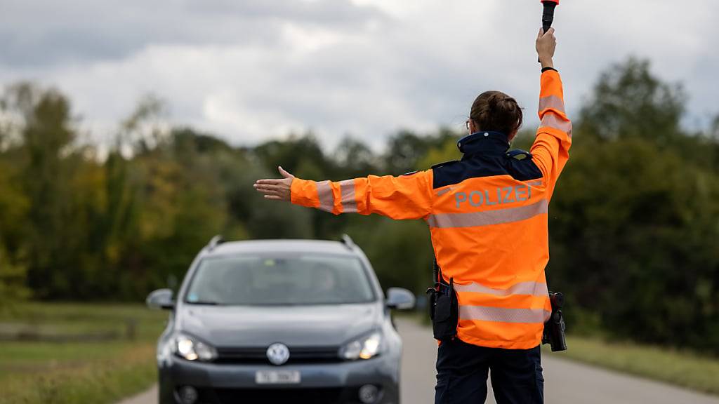 Die Kantonspolizei Thurgau stoppte einen 31-Jährigen, der mit seinem Auto ausserorts zu schnell unterwegs war. (Symbolbild)