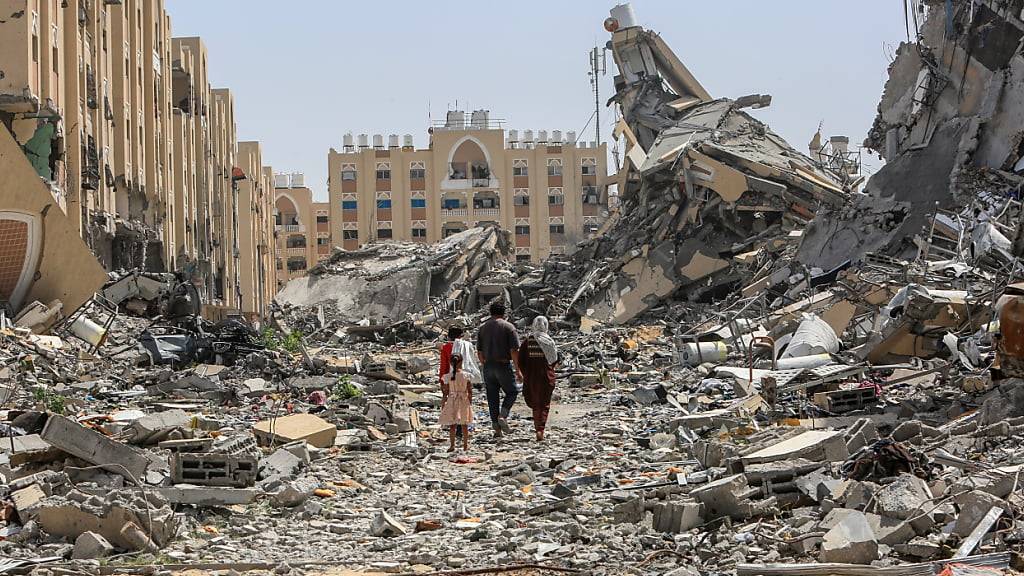 ARCHIV - Palästinenser inspizieren ihre zerstörten Häuser in Hamad Town, nachdem sie nach dem Rückzug der israelischen Armee zurückgekehrt sind. Foto: Abed Rahim Khatib/dpa