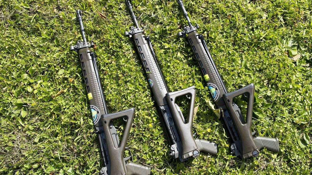 Der Bundesrat soll sich bei der EU für die Anliegen der Sportschützen einsetzen. Das verlangt der Nationalrat. Im Bild drei Sturmgewehre, wie sie in Schützenvereinen benutzt werden.