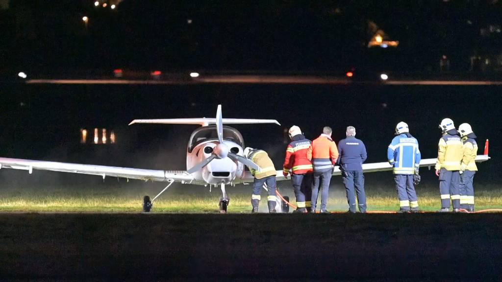 Zwischenfall am Airport Grenchen: Flugzeug rutscht von Landebahn und muss geborgen werden