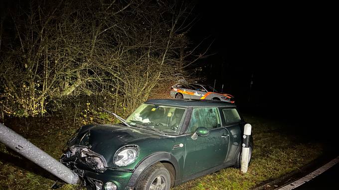 19-Jähriger wickelt Auto um Kandelaber – und geht nach Hause