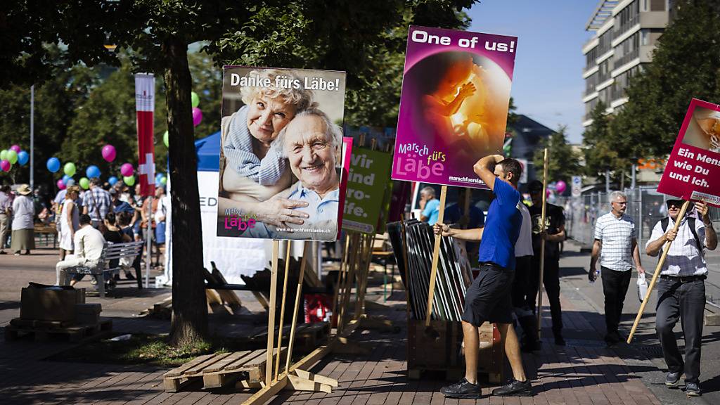 Abtreibungsgegner bereiten Plakate für ihre Kundgebung a, Samstagnachmittag in Oerlikon.