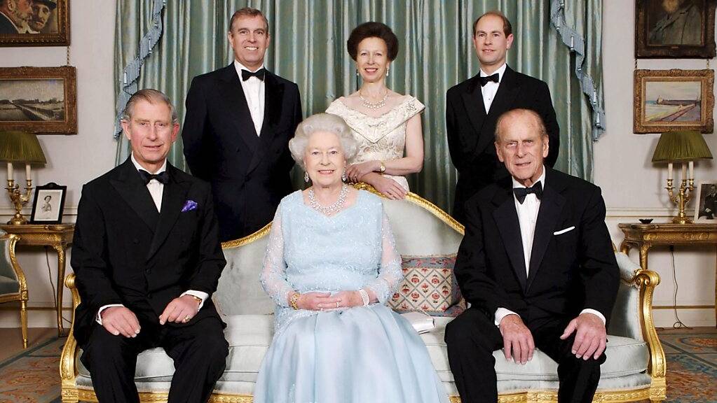 ARCHIV - Königin Elizabeth II (vorne Mitte) und ihr Ehemann Prinz Philip (vorne rechts) mit ihren Kindern Prinz Charles (vorne links), sowie Prinz Andrew (hinten, l-r), Prinzessin Anne and Prinz Edward - aufgenommen am 18.11.2007 in Clarence House in London (Großbritannien) anlässlich der Diamantenen Hochzeit im Jahr 2007. Foto: Tim Graham/POOL/dpa