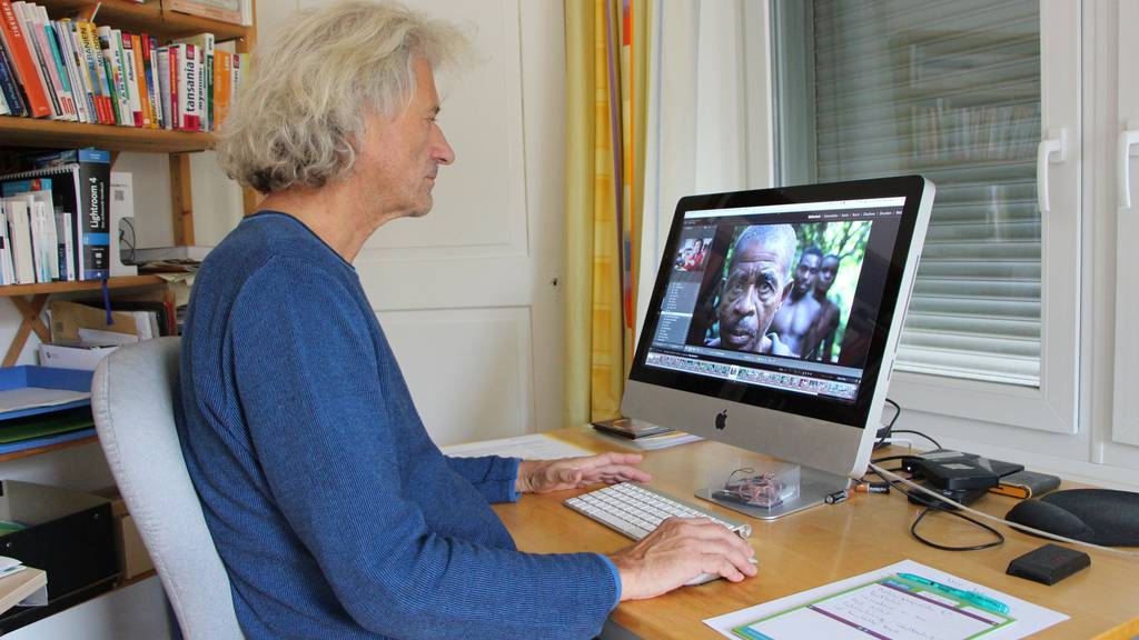 Im Homeoffice in St.Gallen-Bruggen bearbeitet Peter Käser seine Aufnahmen aus Zentralafrika. (Bild: FM1Today/Laurien Gschwend)