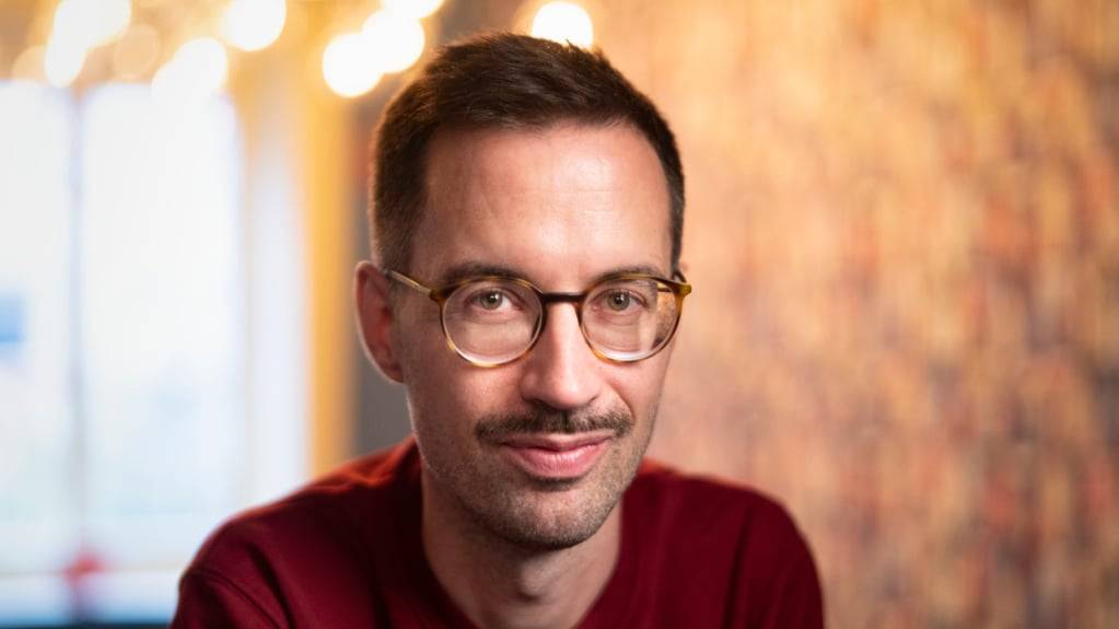 Der Schweizer Regisseur Piet Baumgartner erzählt mit seinem Film «Bagger Drama» eine universelle Familiengeschichte - nicht nur eine typisch schweizerische. Das haben ihm nicht zuletzt Auszeichnungen und Rückmeldungen im In- und Ausland gezeigt. Jetzt startet der Film in den Kinos.