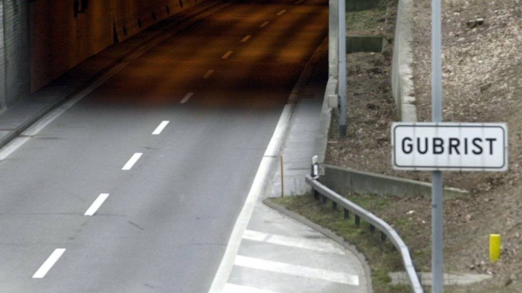 Nach dem Sturz eines 23-Jährigen aus einem Auto im Gubristtunnel ermittelt die Zürcher Staatsanwaltschaft wegen vorsätzlicher Tötung. (Archivbild)