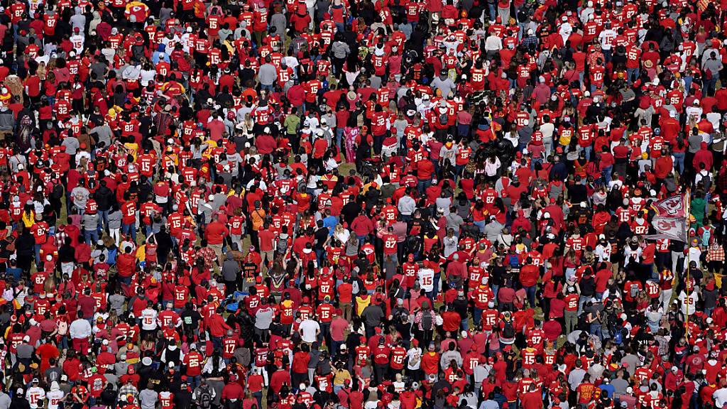 Die Kansas City Chiefs feiern während ihrer Siegesfeier in der Union Station in Kansas City. Foto: Charlie Riedel/AP/dpa