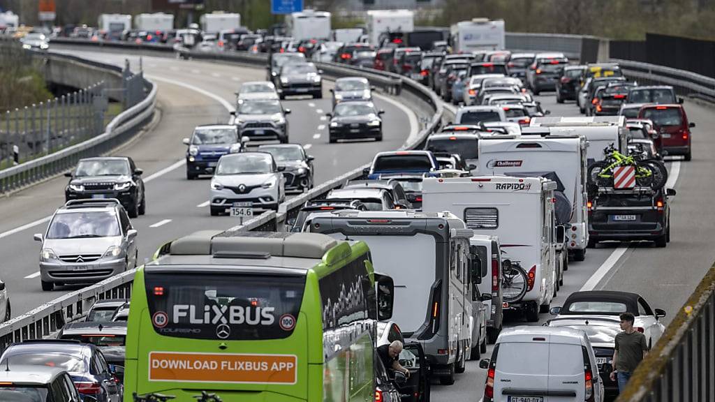 Auf der Autobahn A2 bilden sich vor dem Gotthardtunnel an Wochenenden und in Ferienzeiten häufig Autokolonnen. (Archivbild)