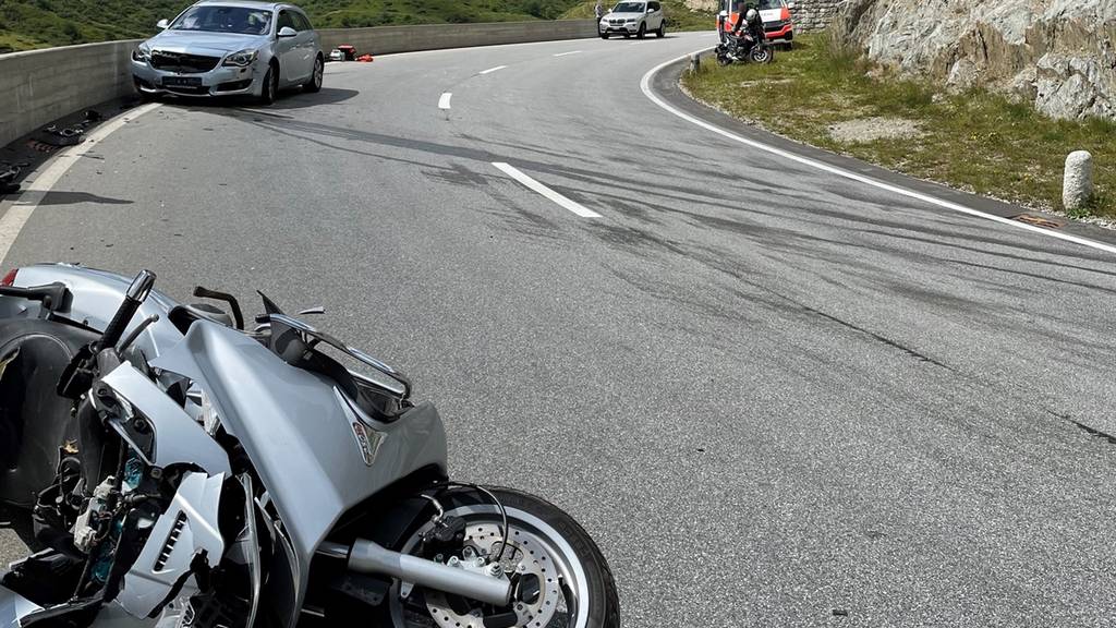 Das Motorrad wurde total beschädigt, am Auto entstand – im Zuge des Unfalls in Tschamut GR – erheblicher Sachschaden.