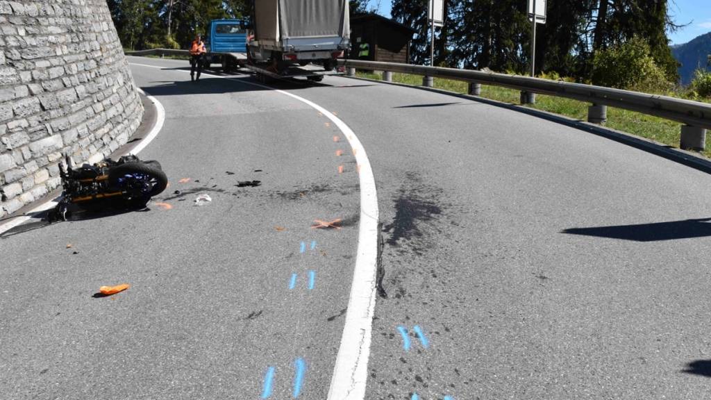 Zwei Töfffahrer verletzen sich bei Unfall in Laax GR