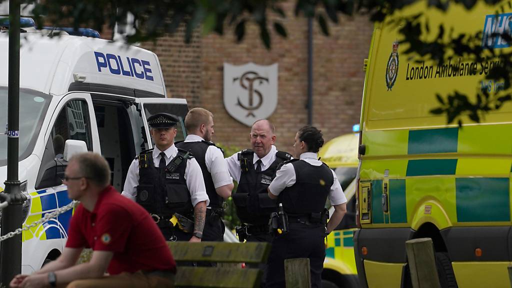 Polizisten treffen am Einsatzort ein, nachdem mehrere Menschen im Stadtteil Wimbledon verletzt worden sind, als ein Auto gegen das Gebäude einer Grundschule gefahren ist. Foto: Victoria Jones/PA Wire/dpa
