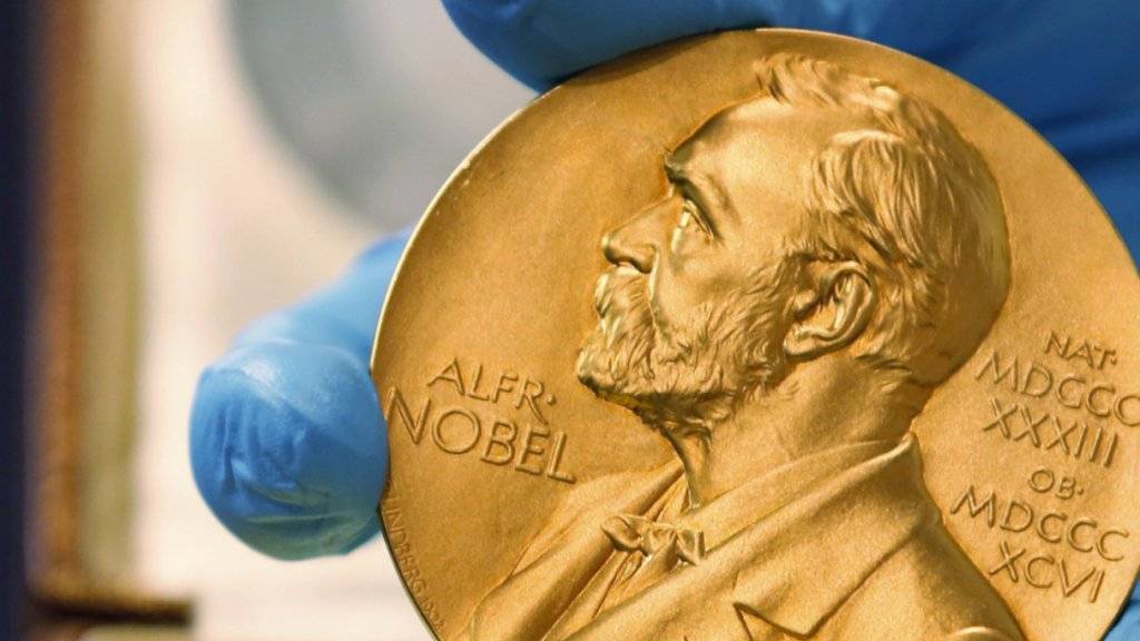 Die Preisträger erhalten die Nobelpreis-Medaillen in feierlichem Rahmen am 10. Dezember, dem Todestag von Preisstifter Alfred Nobel.