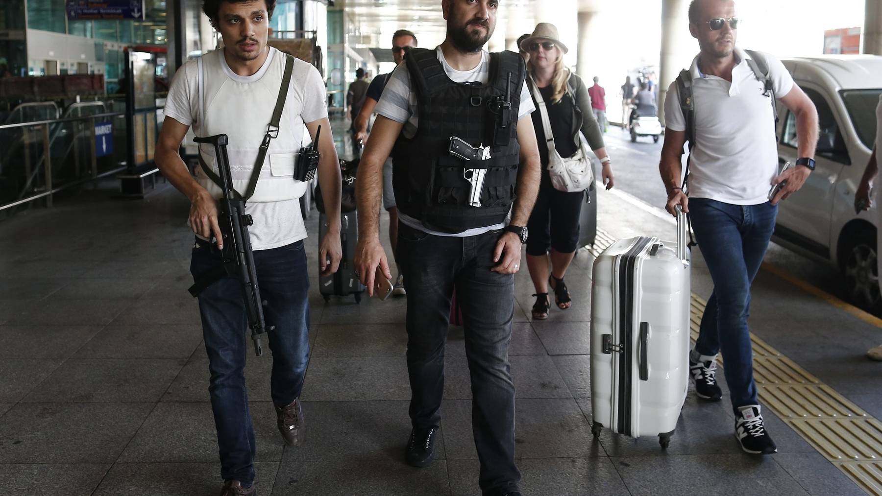 Sicherheitskräfte und Touristen am Flughafen in Istanbul.