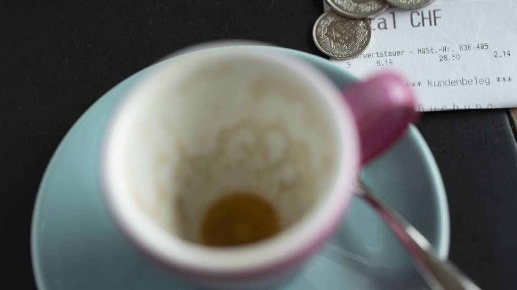 Eine «Blick»-Umfrage zeigt die ablehnende Haltung der Schweizer Bevölkerung gegenüber einer allfälligen Erhöhung der Mehrwertsteuer für die Armee oder die 13. AHV-Rente. (Archivbild)