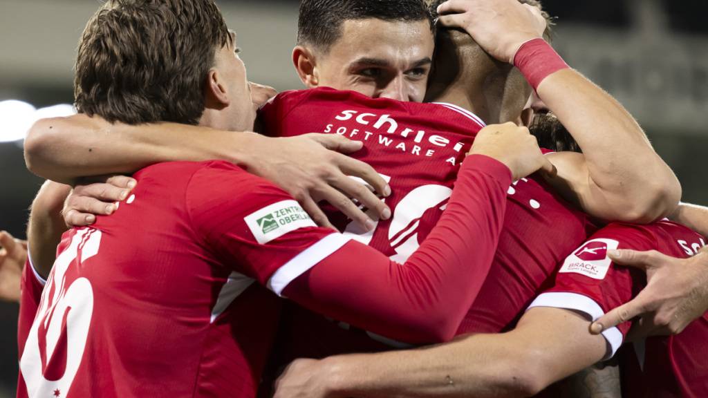 Die Thuner jubeln über den 2:1-Sieg gegen Sion