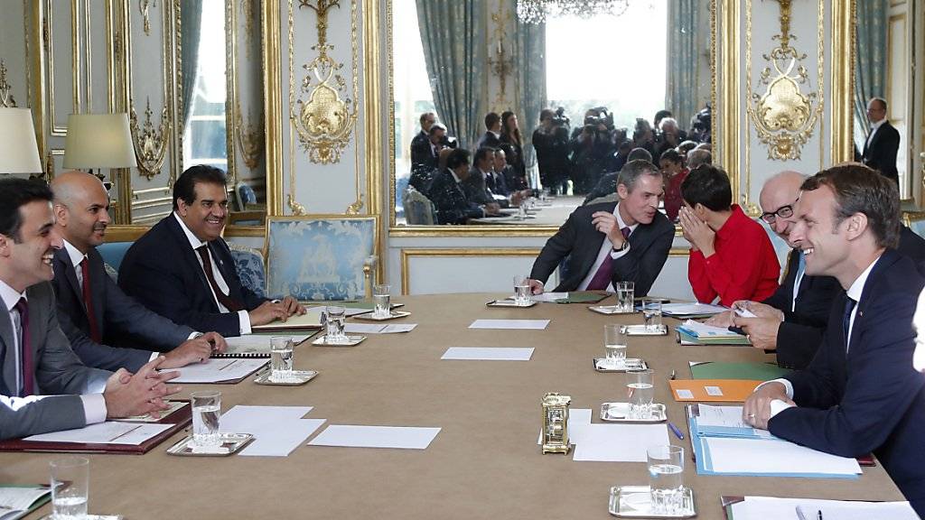 Treffen von Frankreichs Präsident Macron (r) mit dem katarischen Emir Tamim bin Hamad Al-Thani in Paris. Frankreich fordert ein Ende der Blockade, die die Bevölkerung und insbesondere Familien und Studenten benachteiligt.