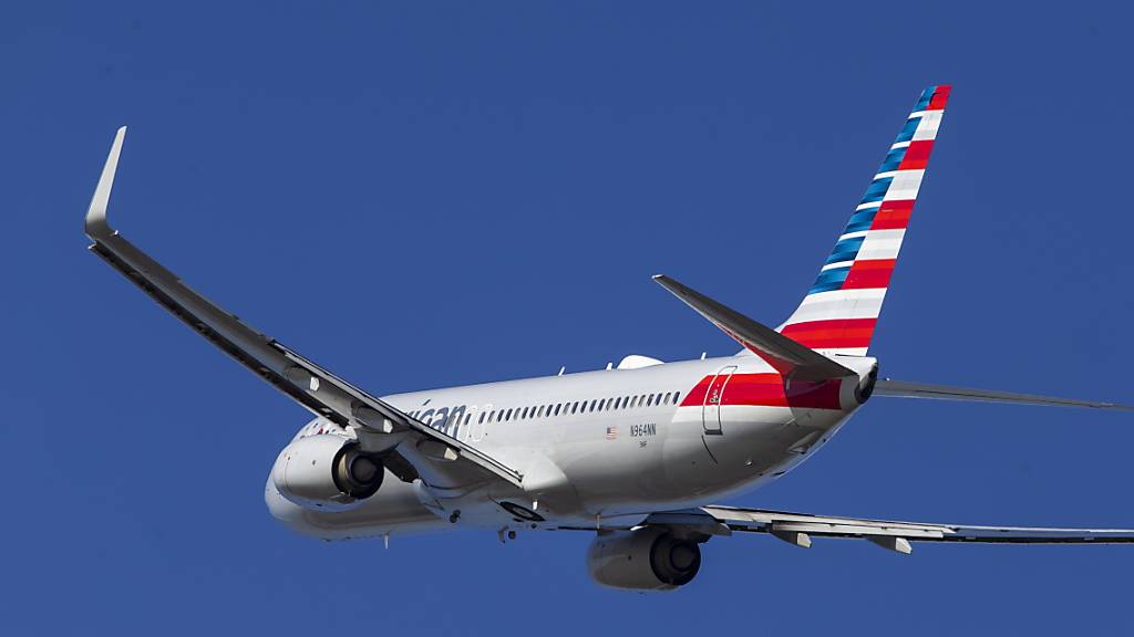 Wenige Wochen nach dem Ende des Flugverbots hat in den USA erstmals wieder ein Passagierflug mit der Boeing-Unglücksmaschine 737 MAX abgehoben. American Airlines Flug 718 startete in Miami mit Ziel New York. (Archivbild)