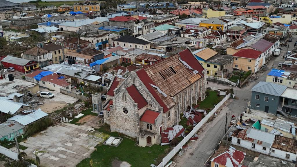 Eine Luftaufnahme von Montego Bay nach dem Hurrikan Melissa. Foto: Matias Delacroix/AP/dpa