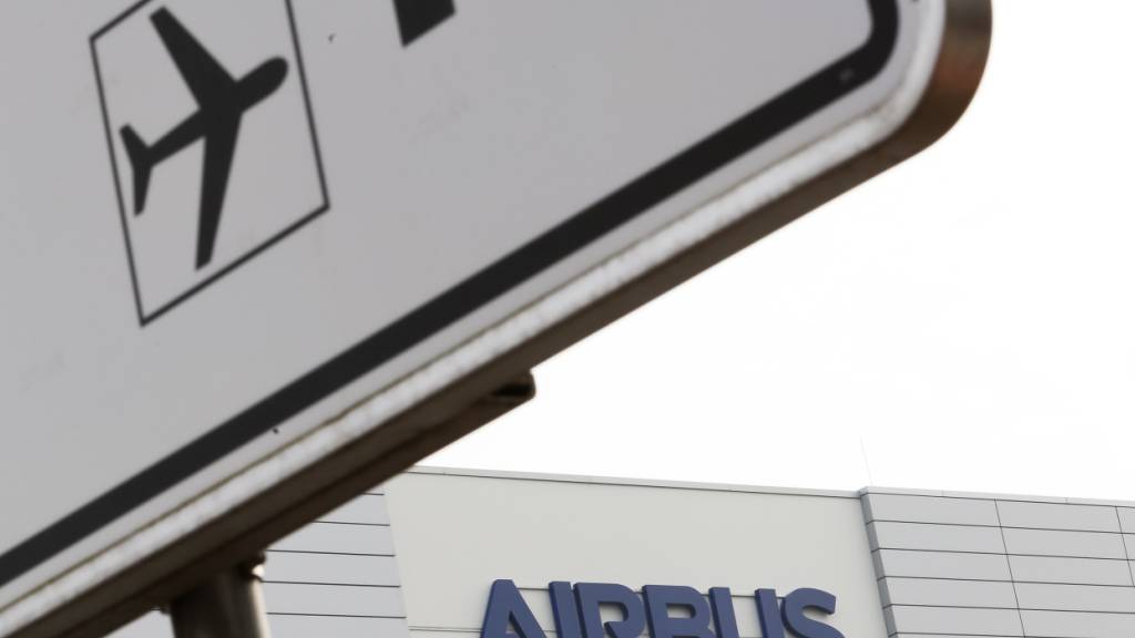 ARCHIV - Logo der Firma Airbus an der Fassade des Sitz des Unternehmens. Nach dem Absturz der Air-France-Maschine zwischen Rio de Janeiro und Paris mit 228 Toten geht die Generalstaatsanwaltschaft in Paris gegen den Freispruch der Airline und des Herstellers Airbus in Berufung. Foto: Mohssen Assanimoghaddam/dpa
