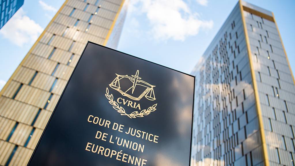 ARCHIV - Ein Schild mit der Aufschrift «Cour de Justice de l'union Européene» steht vor den Bürotürmen des Europäischen Gerichtshofs im Europaviertel in Luxemburg. Foto: Arne Immanuel Bänsch/dpa