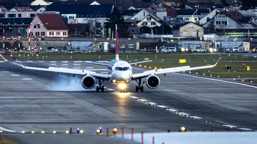 Bei einer Notfalllandung eines Swiss-Flugzeuges in Graz im Dezember starb ein Crew-Mitglied. (Archivbild)