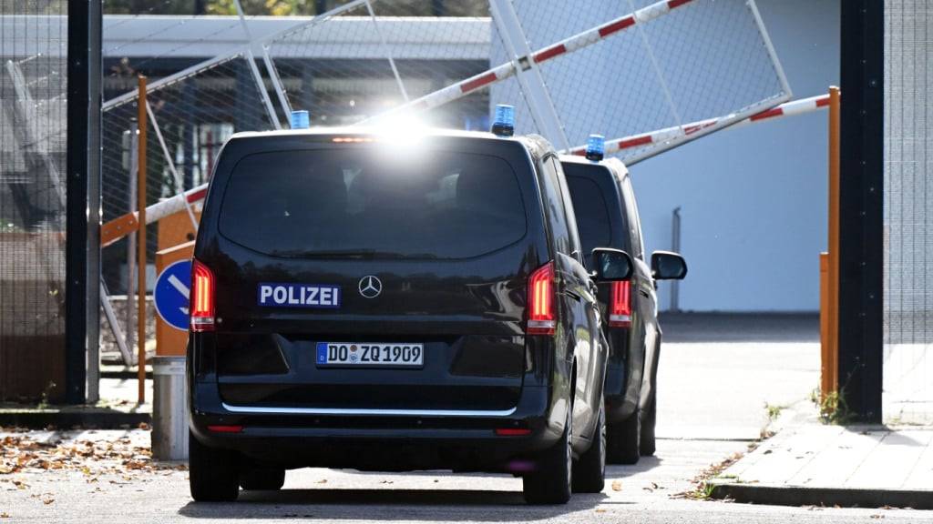 Zwei zivile Einsatzfahrzeuge der Polizei fahren in den Bundesgerichtshof. Dort soll eine Haftprüfung stattfinden. Die Bundesanwaltschaft hat in Dortmund einen Mann festnehmen lassen, der im Internet zur Tötung bekannter Politiker aufgerufen haben soll. Der Beschuldigte soll Spenden in Form einer Krypto-Währung gesammelt haben, die als Kopfgeld für die Tötungen dienen sollten. Foto: Uli Deck/dpa