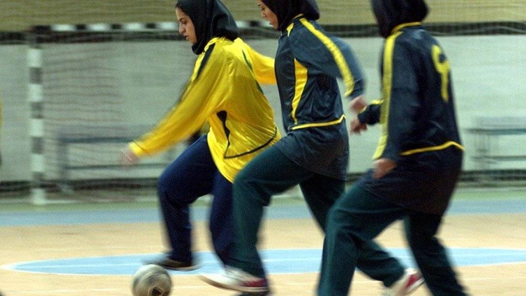 Fussballbegeisterten Frauen bleibt im Iran der Besuch von Männer-Spielen verwehrt