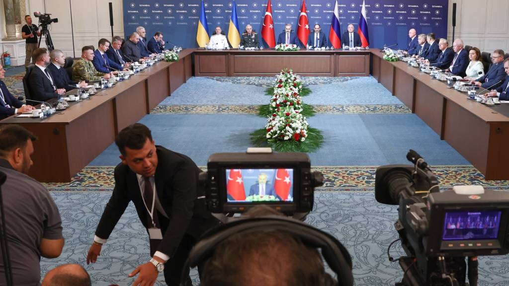 ARCHIV - Die dritte Runde der russisch-ukrainischen Friedensgespräche im Ciragan-Palast. Russland und die Ukraine haben bei ihren Verhandlungen einen weiteren Gefangenenaustausch vereinbart. Nun haben die USA ein weiteres trilaterales Treffen angeregt. Foto: Alexander Ryumin/TASS via ZUMA Press/dpa