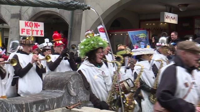 Pitschnasse Narren in Bern