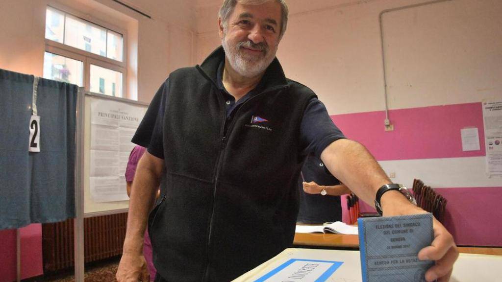In Genua, einer traditionellen linken Hochburg, siegte der Mitte-Rechts-Bewerber Marco Bucci, hier bei der Stimmabgabe am Sonntag.