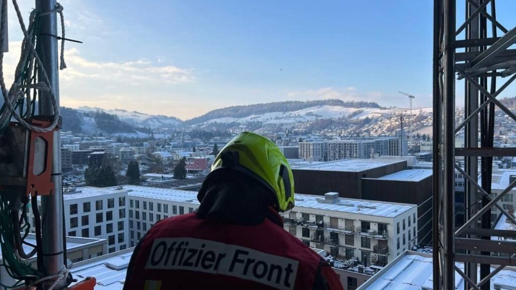 Eine weggeworfene Zigarette sorgte am letzten Samstag für einen Brand im 14. Stock des Pilatus Towers in Kriens LU.