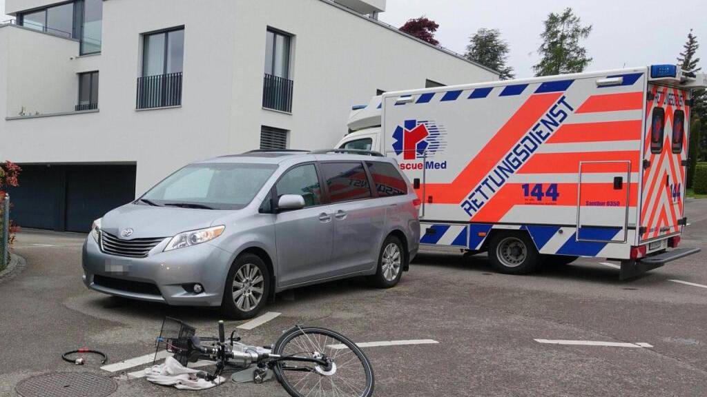 Beim Zusammenstoss mit einem Auto ist  in Bottighofen eine 82-jährige E-Bike-Fahrerin verletzt worden.