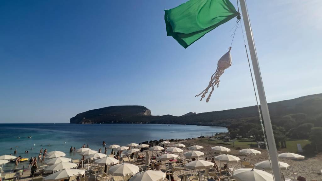 Eine französische Touristin ist auf Sardinien mit rund 40 Kilogramm Sand,
Kieselsteinen und Muscheln erwischt worden. (Archivbild)